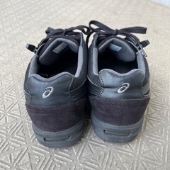 アシックス スニーカー 黒 
22.5cmの画像