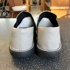 M2511-356 at Fairy レザー風 スリッポン シューズ グレージュ 24.0センチ 中古美品の画像