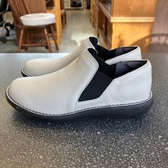 M2511-356 at Fairy レザー風 スリッポン シューズ グレージュ 24.0センチ 中古美品の画像