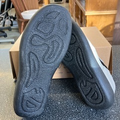 M2511-356 at Fairy レザー風 スリッポン シューズ グレージュ 24.0センチ 中古美品の画像