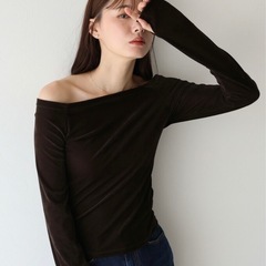 【タグあり新品未使用】BLUE EASTベロアシアーオフショルダー長袖ブラウンMの画像