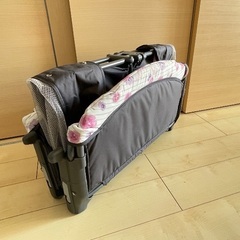 アメリカ製　折りたたみ式ベビーベッドの画像