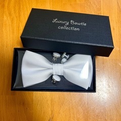 蝶ネクタイ、カフス、ポケットチーフの3点セットの画像