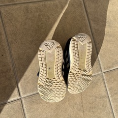 女の子　adidasスニーカーの画像