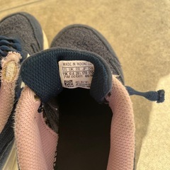 女の子　adidasスニーカーの画像