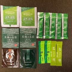 お菓子とお茶のセットの画像