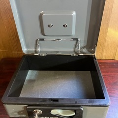 小型携帯金庫とアクリルBOXの画像