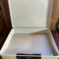 小型携帯金庫とアクリルBOXの画像