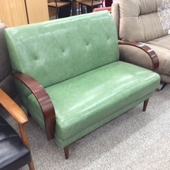 【コンパクトなサイズ】 2人掛けソファ B-COMPANY クールベ 2シーター　ソファ　合皮　肘置き木製：グリーンの画像