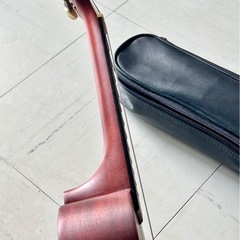 ウクレレとチューナーの画像