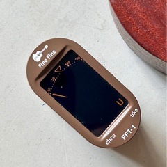 ウクレレとチューナーの画像