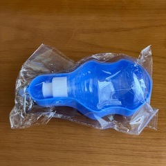 ⭕ワンコイン⭕️ペットのお出かけウォーターボトル 飲み皿付き 犬のお散歩携帯水筒 250ml⭕️ブルー⭕️の画像