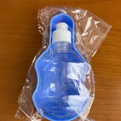 ⭕ワンコイン⭕️ペットのお出かけウォーターボトル 飲み皿付き 犬のお散歩携帯水筒 250ml⭕️ブルー⭕️の画像