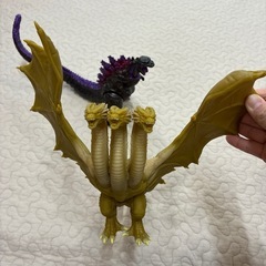 シン・ゴジラとキングギドラのフィギュアの画像