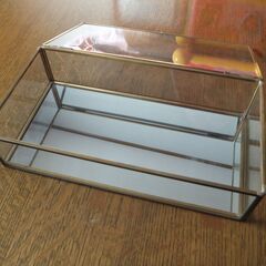 ガラスの入れ物の画像