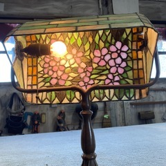 古いステンドグラスのライトの画像