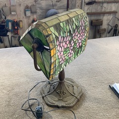 古いステンドグラスのライトの画像