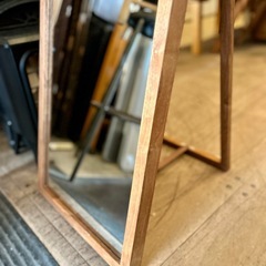 スタンドミラー 全身鏡 姿見 鏡 ミラー ウォールナット 突板 木目 木製 茶色 ブラウン 自立式 折りたたみ 北欧 モダン ナチュラル シンプル カフェ風 インテリア 家具 玄関 寝室の画像