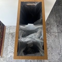 キャスター付きごみ箱（木製）の画像