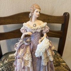 美しい出立ちの陶器人形の画像