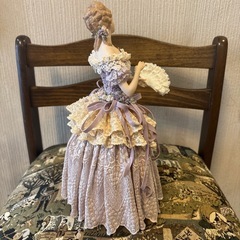 美しい出立ちの陶器人形の画像