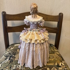 美しい出立ちの陶器人形の画像