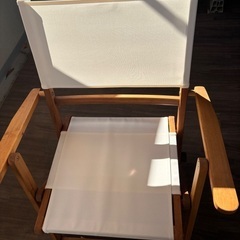 木製テーブルとホワイトチェアセット　アウトドアの画像