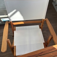 木製テーブルとホワイトチェアセット　アウトドアの画像