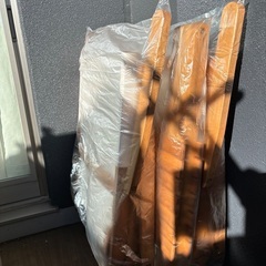 木製テーブルとホワイトチェアセット　アウトドアの画像