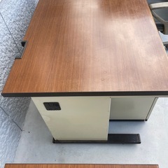 ウッディ調オフィスデスクと脇机のセットの画像