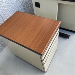 ウッディ調オフィスデスクと脇机のセットの画像