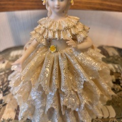 ベージュピンクのドレスを着た可愛い陶器人形の画像