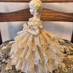 ベージュピンクのドレスを着た可愛い陶器人形の画像