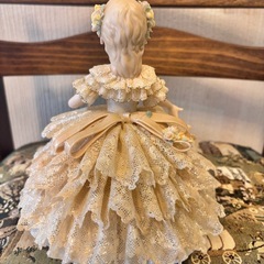 ベージュピンクのドレスを着た可愛い陶器人形の画像