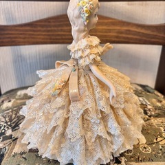 ベージュピンクのドレスを着た可愛い陶器人形の画像