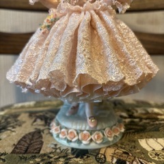 ピンクのドレスを着た陶器人形の画像