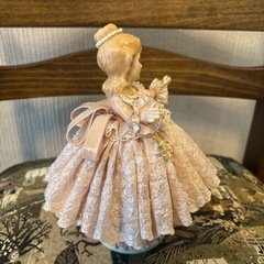 ピンクのドレスを着た陶器人形の画像