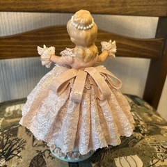 ピンクのドレスを着た陶器人形の画像