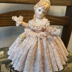 ピンクのドレスを着た陶器人形の画像