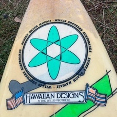 Willis Brothersの6'2"サーフボード、Hawaiian Designsデザインで、パフォーマンス向上に最適。  - ブランド: Willis Brothers - デザイン: Hawaiian Designs 6'2" x 19" x 2.5" - モデル名: Michael Willis  の画像
