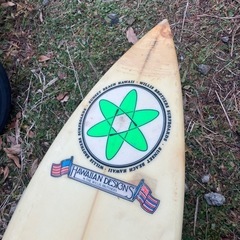 Willis Brothersの6'2"サーフボード、Hawaiian Designsデザインで、パフォーマンス向上に最適。  - ブランド: Willis Brothers - デザイン: Hawaiian Designs 6'2" x 19" x 2.5" - モデル名: Michael Willis  の画像