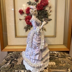 薄紫色のドレス　ダンスをしている陶器人形の画像