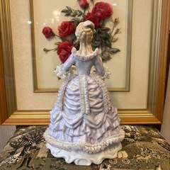 薄紫色のドレス　ダンスをしている陶器人形の画像