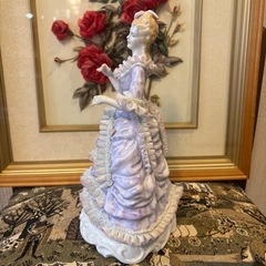 薄紫色のドレス　ダンスをしている陶器人形の画像