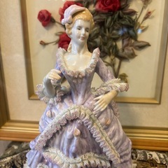 薄紫色のドレス　ダンスをしている陶器人形の画像