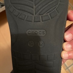 crocsのサンダル黒の画像