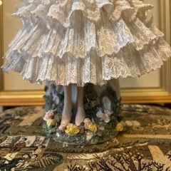 真っ白のドレスを着た陶器人形の画像