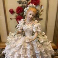 真っ白のドレスを着た陶器人形の画像