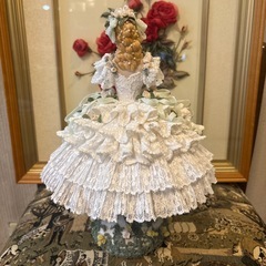 真っ白のドレスを着た陶器人形の画像
