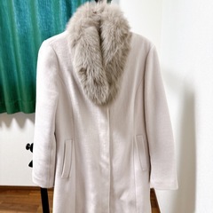 ノーカラーコート 白の画像